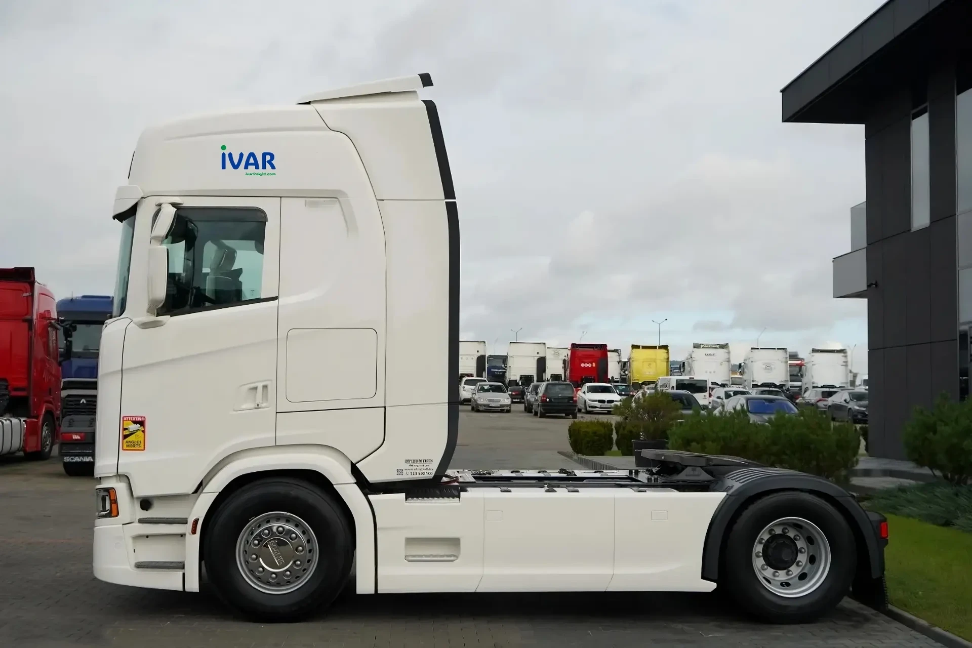 Cap tractor Scania alb cu sigla IVAR, pregătit pentru o cursă container